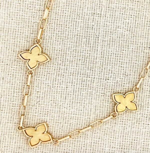 Short gold necklace with yellow flower detail