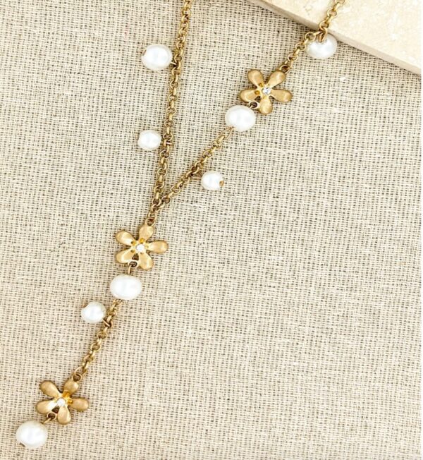 Short gold necklace with flowers and pearls