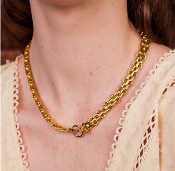 This chunky gold vintage chain necklace is the perfect statement gold chain. This short necklace sits well with pendants or on its own. Match it with the Saffron bracelet for a contemporary set. THE FINER DETAILS 18 carat gold plated brass T-bar detailing Handcrafted by skilled artisans SIZE, FIT AND CARE 46 cm length Loop and T-bar fastening
